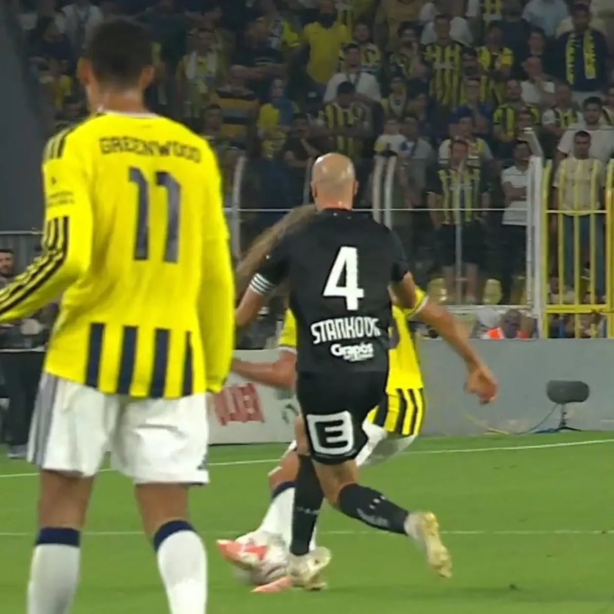 Fenerbahçe-Sturm Graz maçında skandal karar! Kırmızı çıkmadı